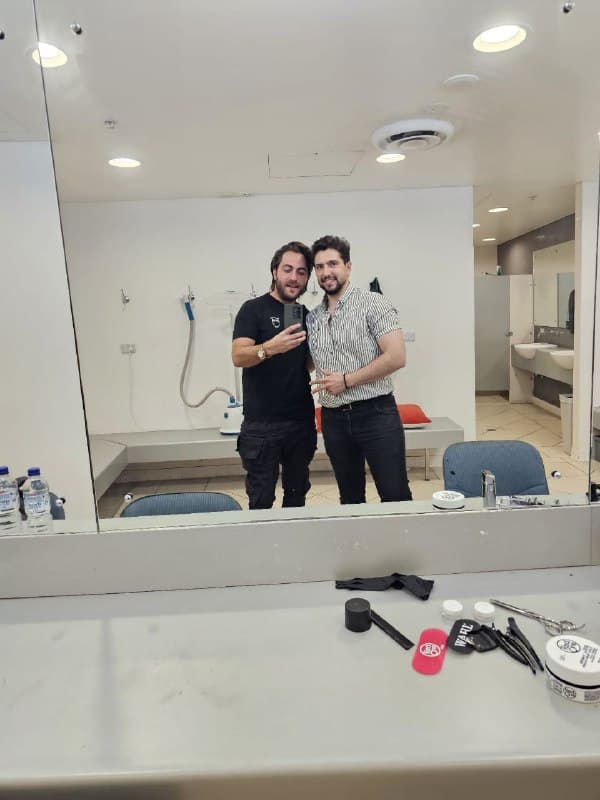 Harry.M instructor demonstrating a classic cut technique